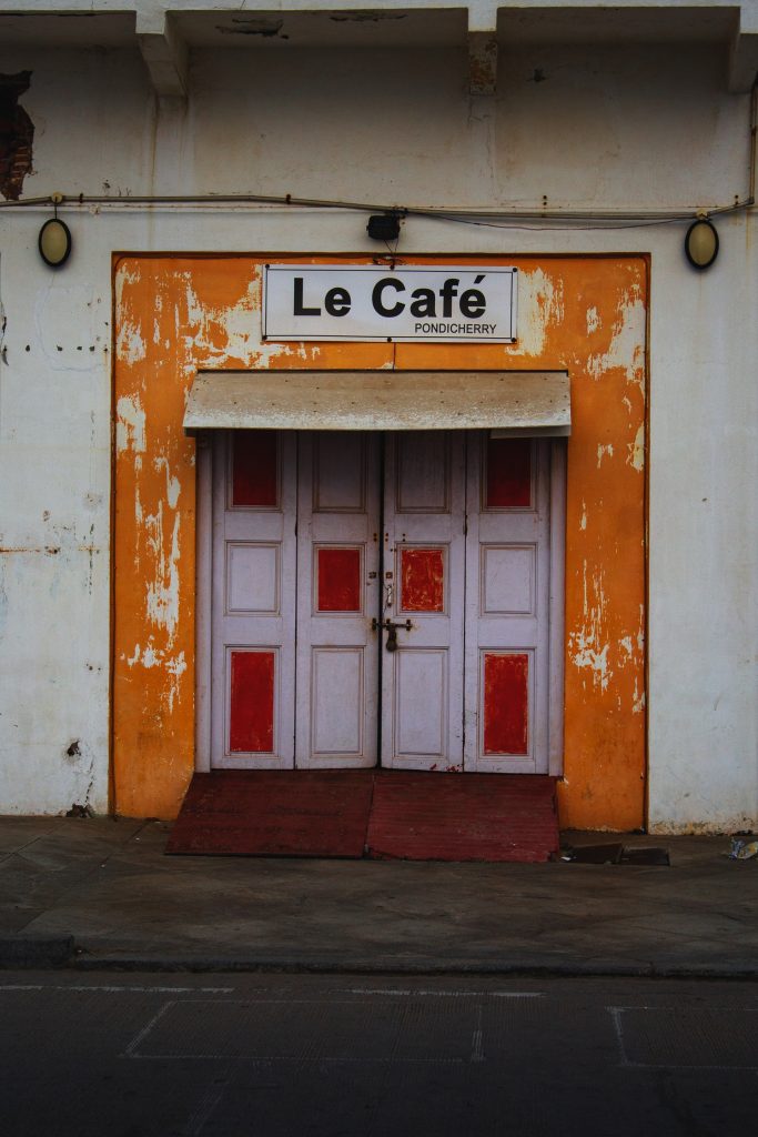 Le Café, White Town